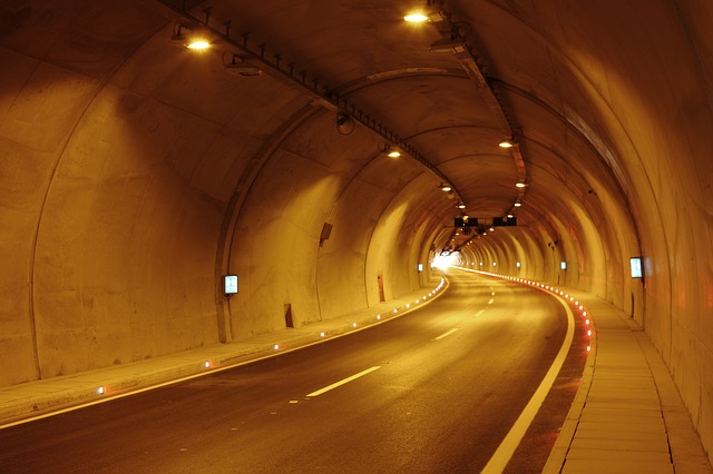 silnice v tunelu