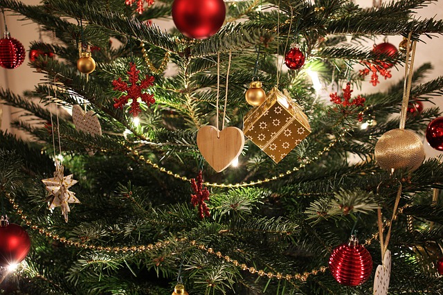 vánoční ozdoby na stromku.jpg