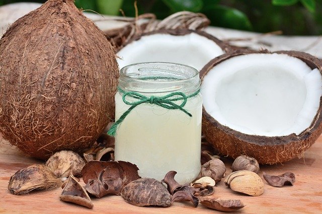 sklenice s kokosovým olejem