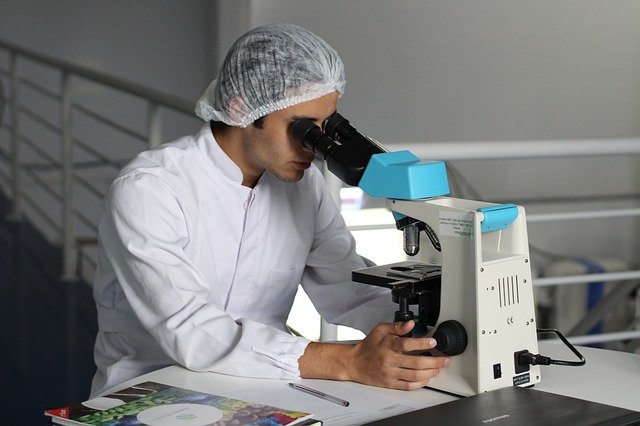 Vědec s mikroskopem